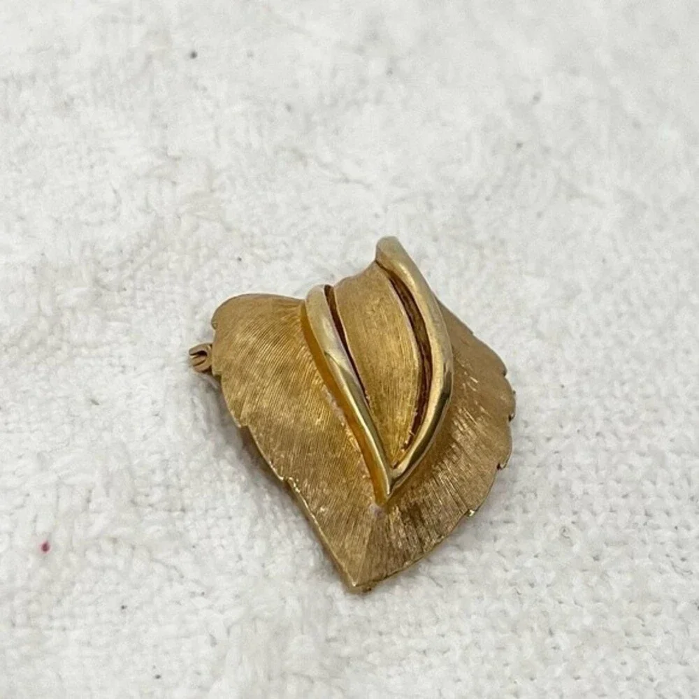 90s Vintage Jonette Jewelry Brooch Brushed Gold Tone Large Leaf Pin